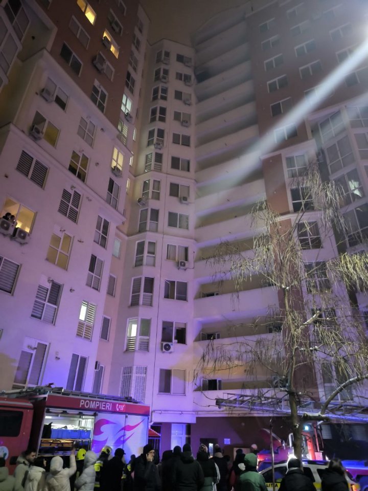 (FOTO/VIDEO) INCENDIU într-un bloc locativ de pe strada Vasile Lupu din Chișinău