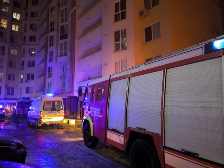 (FOTO/VIDEO) INCENDIU într-un bloc locativ de pe strada Vasile Lupu din Chișinău