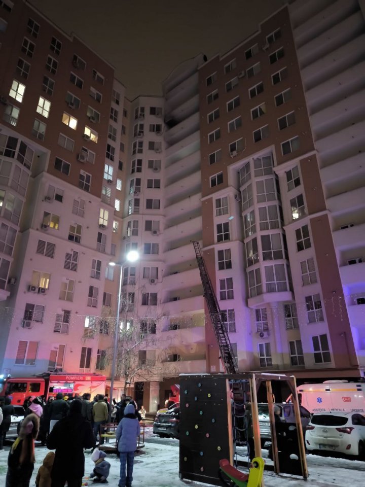 (FOTO/VIDEO) INCENDIU într-un bloc locativ de pe strada Vasile Lupu din Chișinău