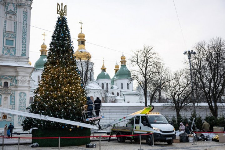 Imagini MAGICE la Kiev! S-au aprins luminițele în bradul de Crăciun din fața catedralei Sfânta Sofia. Vezi cum arată (FOTO)  