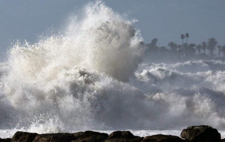 Momentul în care zeci de oameni sunt "spălaţi" de valuri uriașe în California. Voiau să facă fotografii, în ciuda ordinului de evacuare (FOTO/VIDEO)