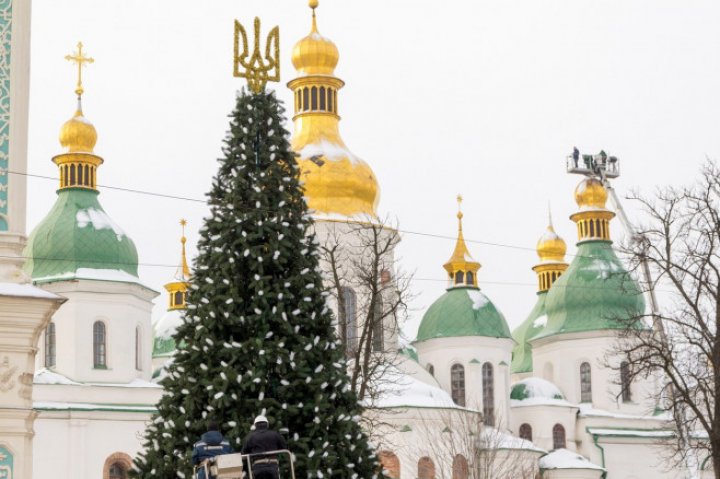 Imagini MAGICE la Kiev! S-au aprins luminițele în bradul de Crăciun din fața catedralei Sfânta Sofia. Vezi cum arată (FOTO)  