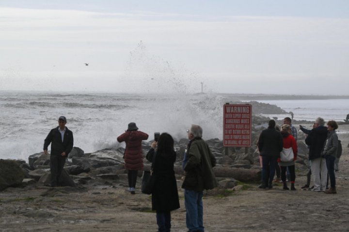 Momentul în care zeci de oameni sunt "spălaţi" de valuri uriașe în California. Voiau să facă fotografii, în ciuda ordinului de evacuare (FOTO/VIDEO)