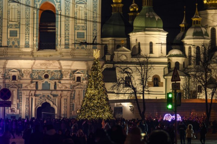 Imagini MAGICE la Kiev! S-au aprins luminițele în bradul de Crăciun din fața catedralei Sfânta Sofia. Vezi cum arată (FOTO)  