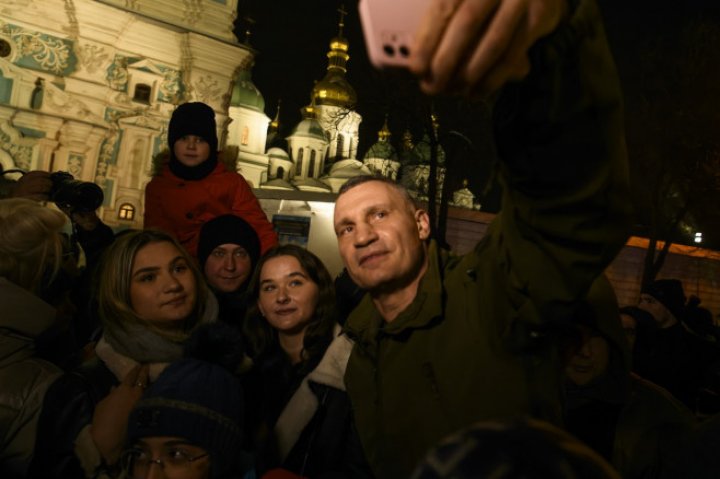 Imagini MAGICE la Kiev! S-au aprins luminițele în bradul de Crăciun din fața catedralei Sfânta Sofia. Vezi cum arată (FOTO)  