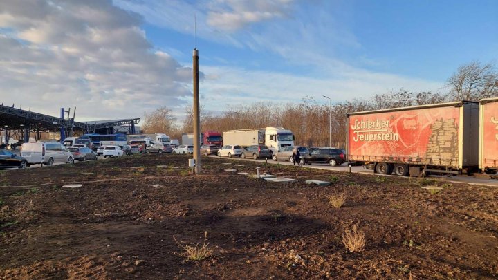 FOTO Cozi de mașini la vama Sculeni şi Leuşeni. Călătorii, îndemnaţi să opteze pentru alte puncte de trecere