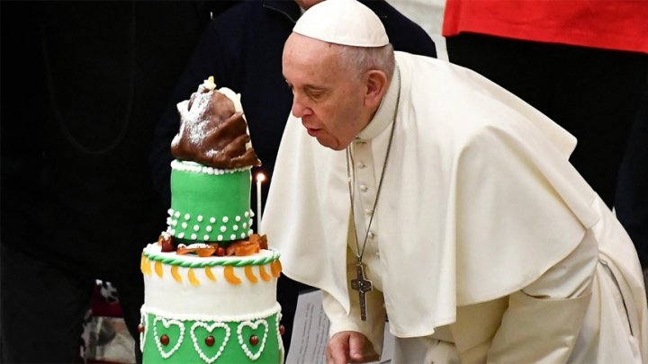 Papa Francisc a împlinit 87 de ani. La Vatican a fost organizată o petrecere cu spectacole și tort (FOTO/VIDEO)