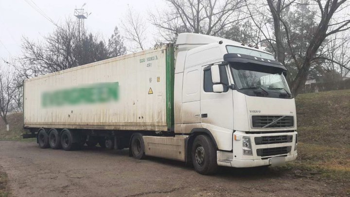 Un şofer s-a ales cu un proces verbal şi a rămas fără camion în punctul de trecere a frontierei Vulcănești. MOTIVUL