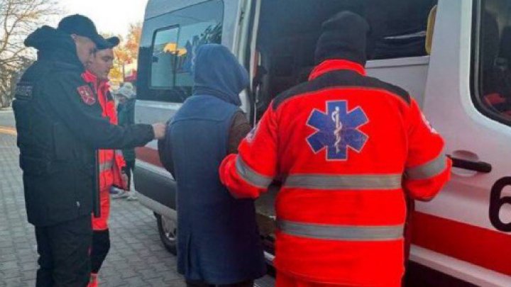 O femeie rănită, ajutată de carabinieri. La faţa locului a fost solicitată ambulanţa (FOTO)