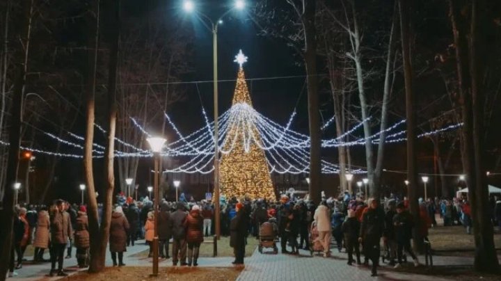 (VIDEO) Oraşul Ungheni a intrat în febra sărbătorilor de iarnă! Vezi cum arată Pomul de Crăciun