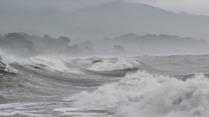 Momentul în care zeci de oameni sunt "spălaţi" de valuri uriașe în California. Voiau să facă fotografii, în ciuda ordinului de evacuare (FOTO/VIDEO)