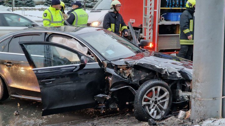 FOTO/VIDEO Accident grav în faţa Preşedinţiei. Bucăți dintr-o maşină, aruncate la câțiva metri distanță 