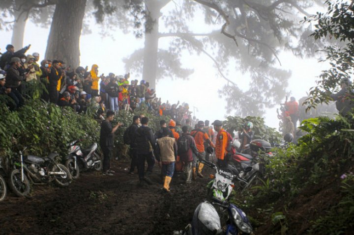 „Locuitorii au fost şocaţi”. Cel puțin 22 de oameni au murit în urma erupţiei vulcanului Marapi din Indonezia (FOTO)