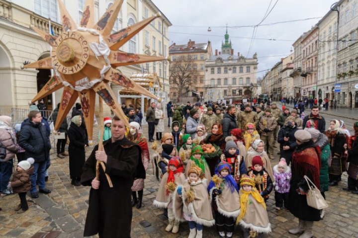 Slujbe, colinde și decorațiuni. Cum sărbătoresc ucrainenii primul Crăciun pe 25 decembrie (FOTO/VIDEO)