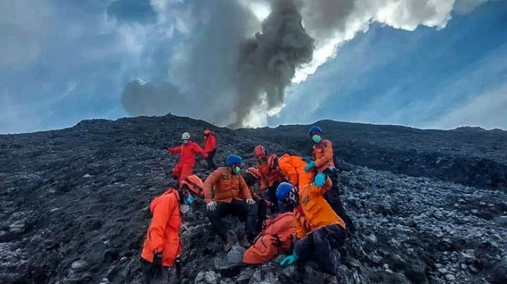 „Locuitorii au fost şocaţi”. Cel puțin 22 de oameni au murit în urma erupţiei vulcanului Marapi din Indonezia (FOTO)