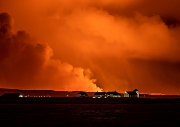 (FOTO) Imagini spectaculoase cu erupția vulcanului din Islanda. Experți: Fenomenul ar putea dura luni întregi 