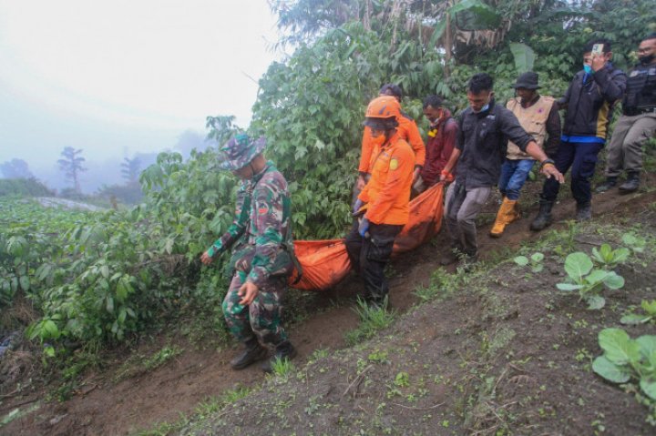 „Locuitorii au fost şocaţi”. Cel puțin 22 de oameni au murit în urma erupţiei vulcanului Marapi din Indonezia (FOTO)