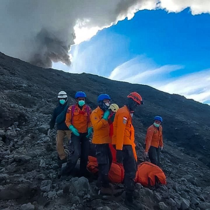 „Locuitorii au fost şocaţi”. Cel puțin 22 de oameni au murit în urma erupţiei vulcanului Marapi din Indonezia (FOTO)