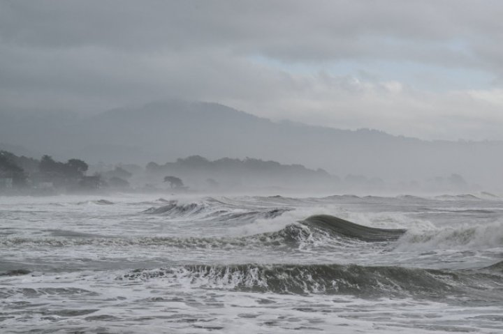 Momentul în care zeci de oameni sunt "spălaţi" de valuri uriașe în California. Voiau să facă fotografii, în ciuda ordinului de evacuare (FOTO/VIDEO)