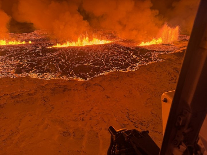 (FOTO) Imagini spectaculoase cu erupția vulcanului din Islanda. Experți: Fenomenul ar putea dura luni întregi 