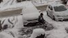 Imagini virale cu un bărbat fără picioare care curăță zăpada de pe mașinile vecinilor. „Ne lasă fără cuvinte”