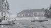 Momentul în care o casă e luată de valuri în timpul unei furtuni puternice VIDEO