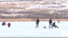 VIDEO Aventuri pe gheaţă. Oamenii au ieşit la pescuit la copcă, în ciuda avertizărilor facute de autorităţi