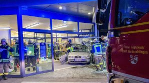 NO COMMENT. A confundat frâna cu accelerația și a intrat, în viteză, într-un supermarket. Şoferul, prins între fiarele maşinii. Sunt răniţi FOTO