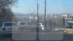 (VIDEO) Doi şoferi nu au putut împărţi drumul şi "s-au pupat" pe o stradă din sectorul Buiucani. În zonă s-a creat HAOS din cauza ACCIDENTULUI