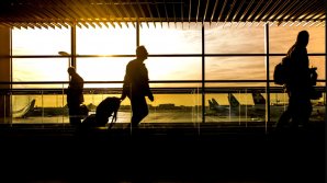 Incident ŞOCANT pe Aeroportul Otopeni. Un pasager și-a tâiat venele cu o lamă pe care o ascunsese în gură