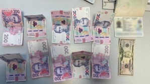 MITĂ pe Aeroportul Chişinău. Un cetăţean străin a încercat să corupă o polițistă de frontieră pentru a-i permite să intre în Moldova