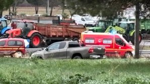 O femeie ucisă, soţul şi fiica ei răniţi grav, după ce o maşină încearcă să forţeze un baraj al agricultorilor