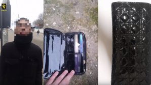 Momentul în care un tânăr a deposedat o femeie de bani și s-a făcut nevăzut! Cine este suspectul şi ce riscă (VIDEO)