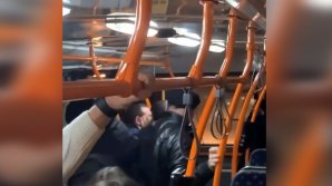 Imagini şocante. Bătaie cu pumni într-un troleibuz din Capitală VIDEO