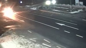 IMAGINI cu PUTERNIC IMPACT EMOŢIONAL. Momentul în care tânăra de 22 de ani este lovită în plin de o maşină, pe trecerea de pietoni VIDEO