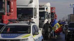 Furia transportatorilor români crește! Circulaţia este restricţionată, iar protestatarii nu sunt lăsați să ajungă în orașe (VIDEO)