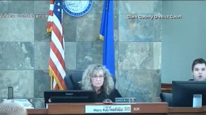 VIDEO Judecătoare bătută în sala de judecată de un bărbat căruia îi refuzase eliberarea pe cauțiune. Imagini cu puternic impact emotional 