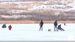 VIDEO Aventuri pe gheaţă. Oamenii au ieşit la pescuit la copcă, în ciuda avertizărilor facute de autorităţi
