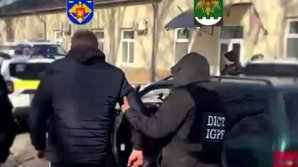 Transportau ILEGAL cetățeni ucraineni în Moldova. Tată şi fiu, REŢINUŢI de oamenii legii (VIDEO)