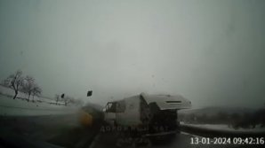 MOMENTUL IMPACTULUI. Imagini video de la accidentul cumplit din raionul Orhei, soldat cu un mort și mai mulți răniți