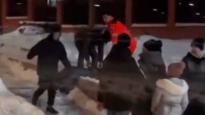 (VIDEO) Tânăr în stare inconștientă, după ce a alunecat pe gheață în Chișinău