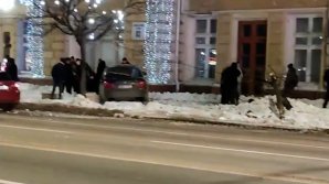 (VIDEO) ACCIDENT în faţa Primăriei Chişinău. A ajuns cu mașina pe trotuar și a doborât un copac. Ce s-a întâmplat cu şoferul