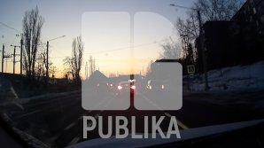 (IMAGINI EXCLUSIVE)Momentul şocant în care o femeie a fost la un pas de a fi spulberată de un automobil VIDEO