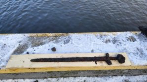 UIMITOR. Sabie veche de o mie de ani găsită într-un râu din Polonia: Obiectul ar fi putut aparține vikingilor (FOTO)