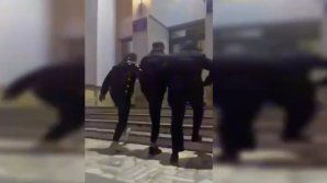 A şantajat şi ameninţat o tânără cu publicarea unor imagini în care apare în ipostaze intime. Un tânăr, reținut în flagrant în timp ce primea bani VIDEO