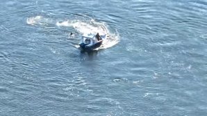 Momentul în care un ucrainean își pune viața în pericol pentru a ajunge ilegal în Moldova, traversând înot râul Nistru VIDEO