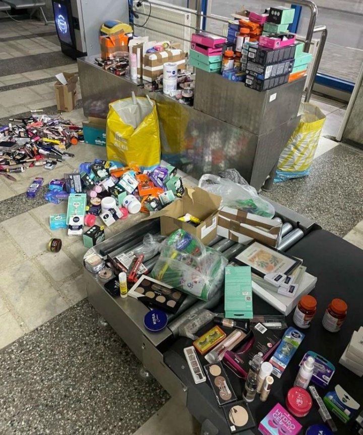 Produse cosmetice în cantităţi comerciale, nedeclarate organului vamal, GĂSITE în bagajul unui moldovean. Ce pedeapsă riscă (FOTO)