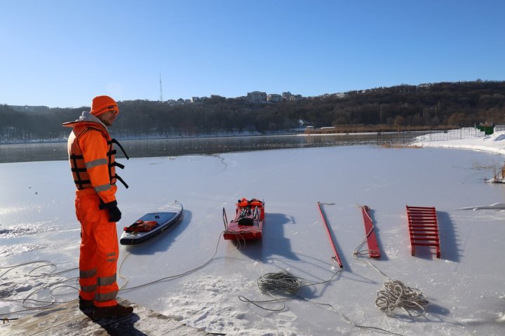 Reguli de SECURITATE pe apă în perioada rece a anului. Vezi ce SFATURI dau salvatorii pentru a PREVENI tragediile (FOTO)