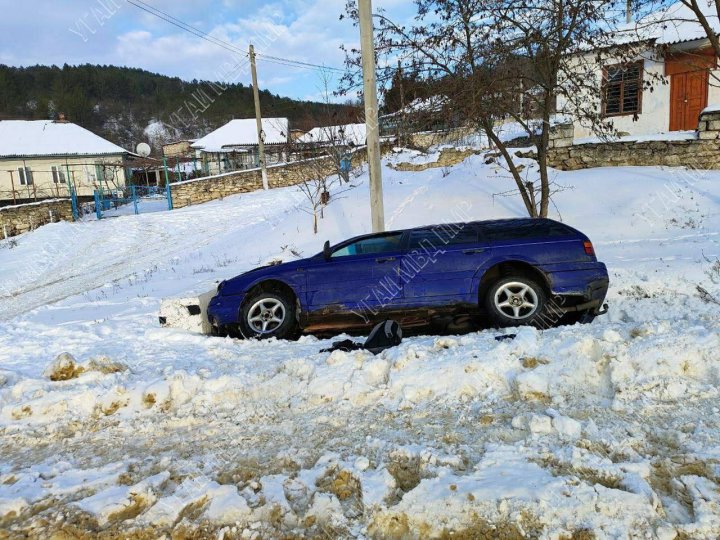 ACCIDENT GRAV. O maşină a ajuns în şanţ. O fetiţă de 11 ani a avut de suferit FOTO