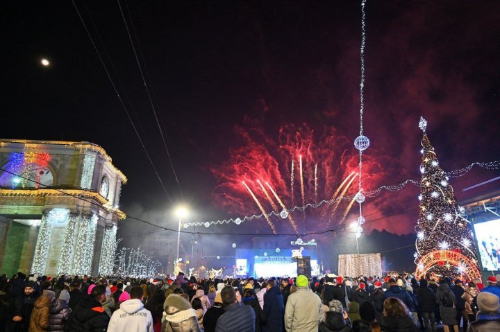 Concert spectaculos și focuri de artificii în inima Chișinăului. Sute de oameni au întâlnit noul an în Piața Mariii Adunări Naționale (VIDEO/FOTO)